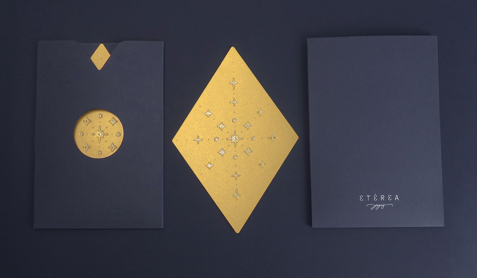 Postal navideña con funda de papel Sirio Dark Blue que aporta contraste y elegancia a la felicitación.